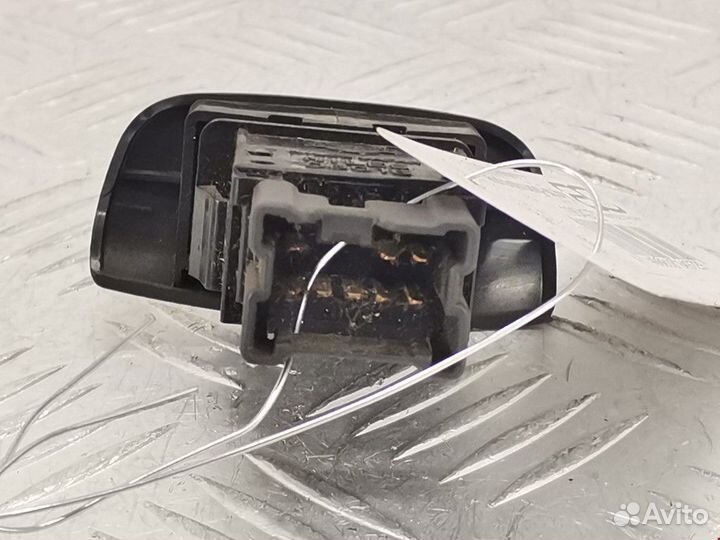 Кнопка аварийной сигнализации Nissan Primera P12