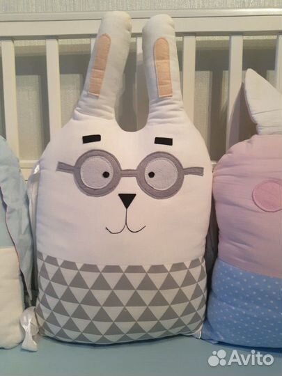 Бортики игрушки в детскую кроватку