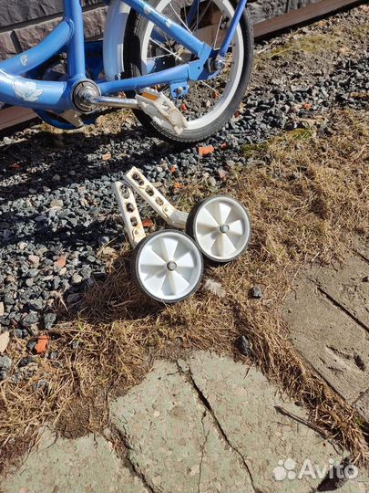 Детский велосипед с дополнительными колесами