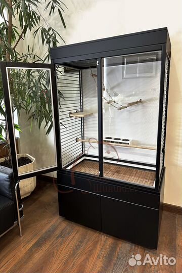 Клетка-витрина для попугая 