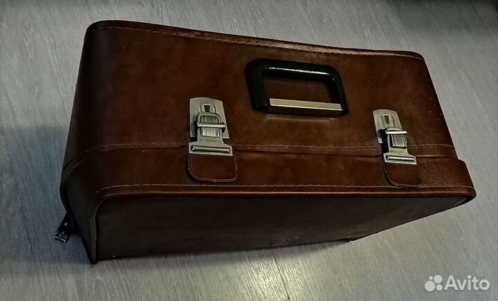 Швейная машинка с ножным управлением в отличном со