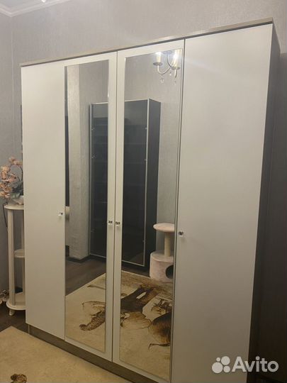 Шкаф распашной белый с зеркалом