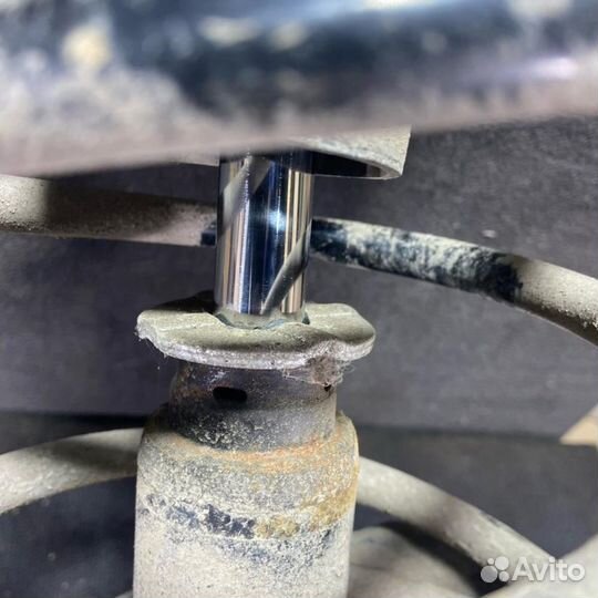 Амортизатор передний правый Toyota Carina 6 (T190)