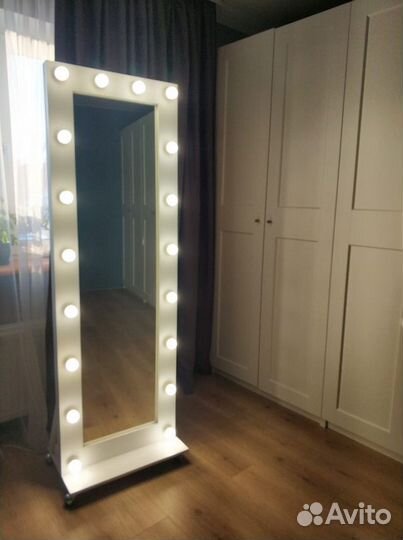 Гримерное зеркало с лампами