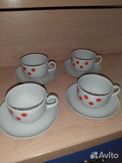 Фарфоровые чашки с блюдцами