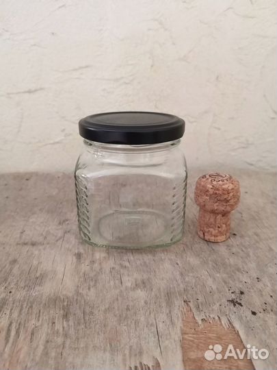 Стеклянная банка с завинчивающейся крышкой