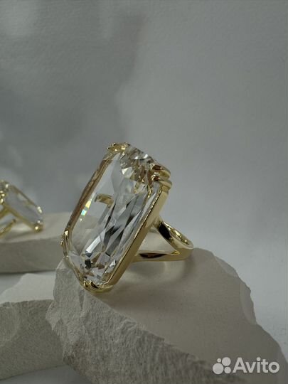 Кольцо с прозрачным кристаллом