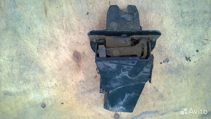 Замок крышки багажника Вольво 940