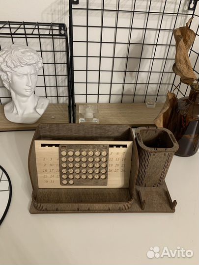 Органайзер настольный деревянный с календарем