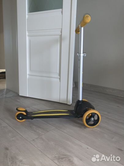 Самокат трехколесный