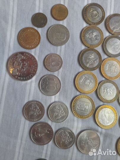 Купюры, монеты номиналом 10 рубл