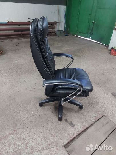 Офисное кресло руководителя бу