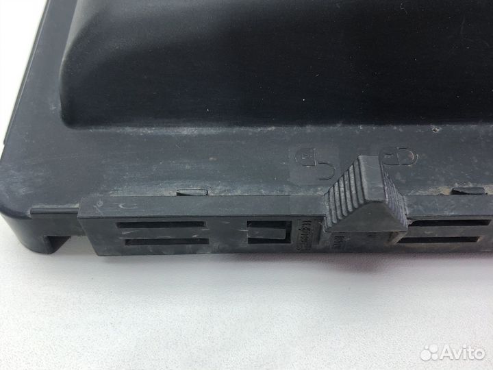 Крышка блока предохранителей Мерседс 2205400082