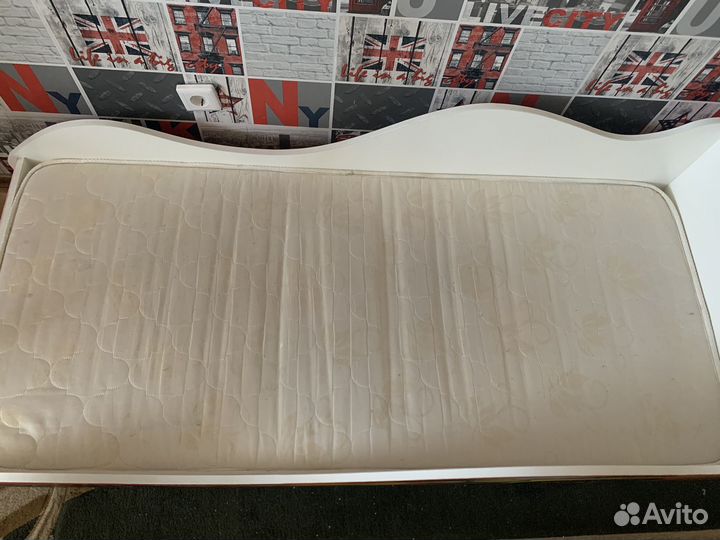 Детская кровать машинка с матрасом бу