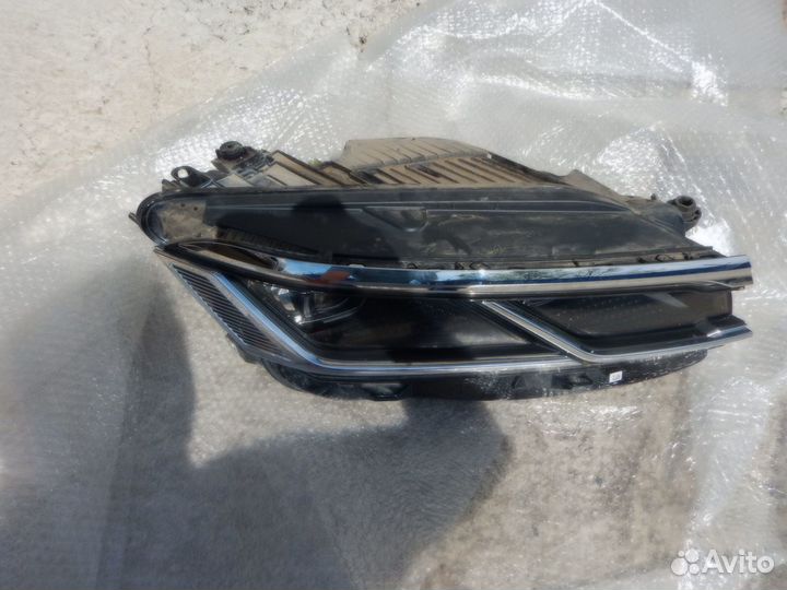 Фара правая Volkswagen Touareg 3