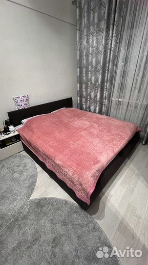 Кровать двухспальная с матрасом 180х200