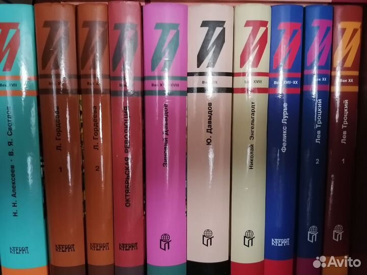 Тайны и истории в романах