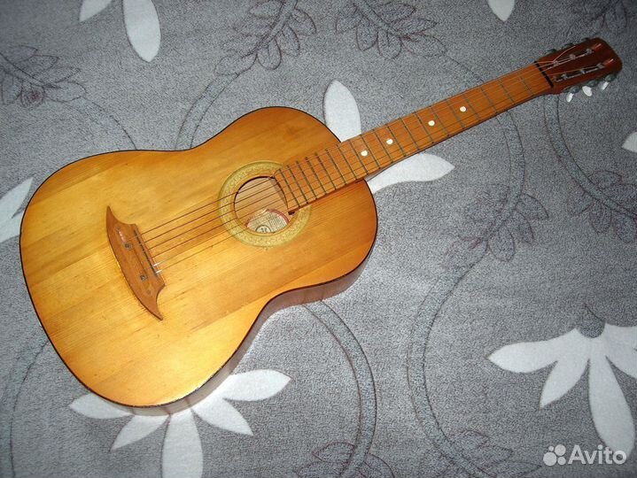 Шестиструнная гитара с новыми струнами