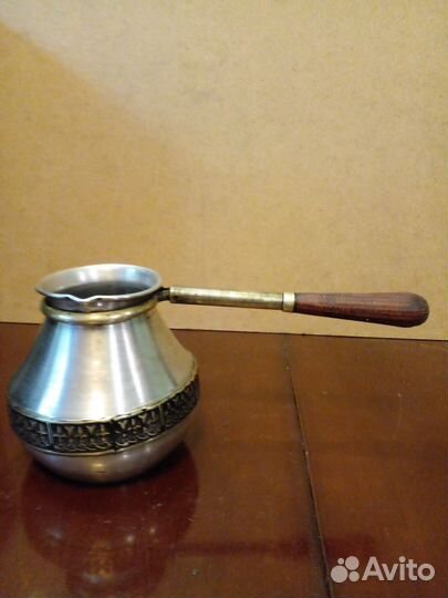 Кофеварки мельхиоровая и Гжель, ручная кофемолка