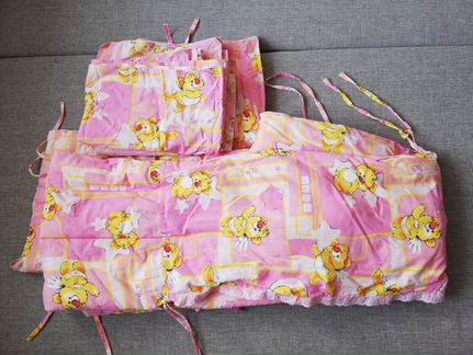 Комплект в детскую кроватку(простынь, подушка, под