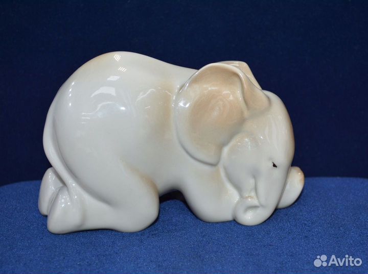 Фарфоровая статуэтка- спящий слон. лфз
