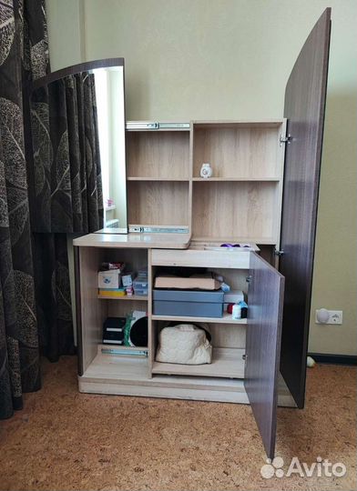 Туалетный столик с зеркалом и пуфиком