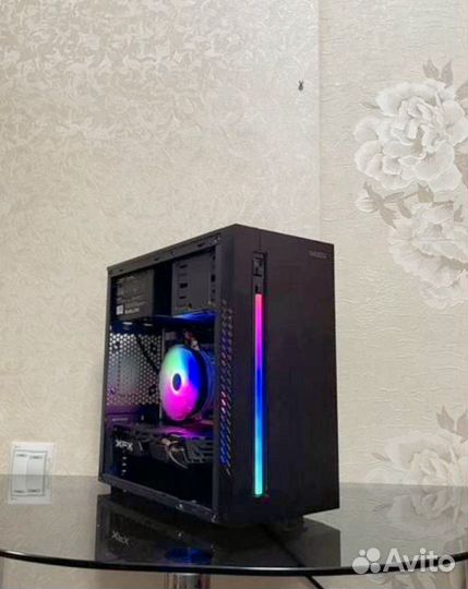 Игровой компьютер с монитором и клавиатурой