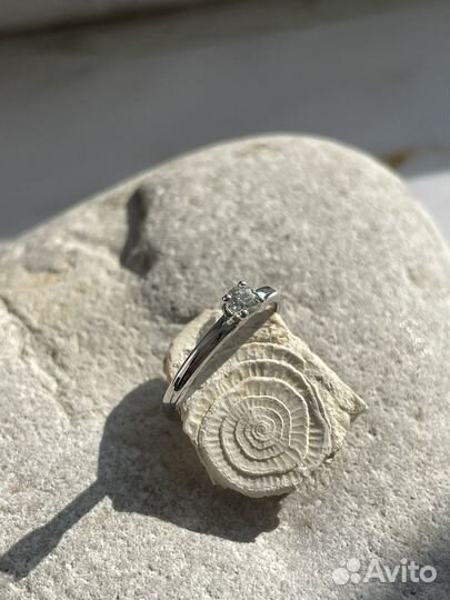 Кольцо с бриллиантом эпл