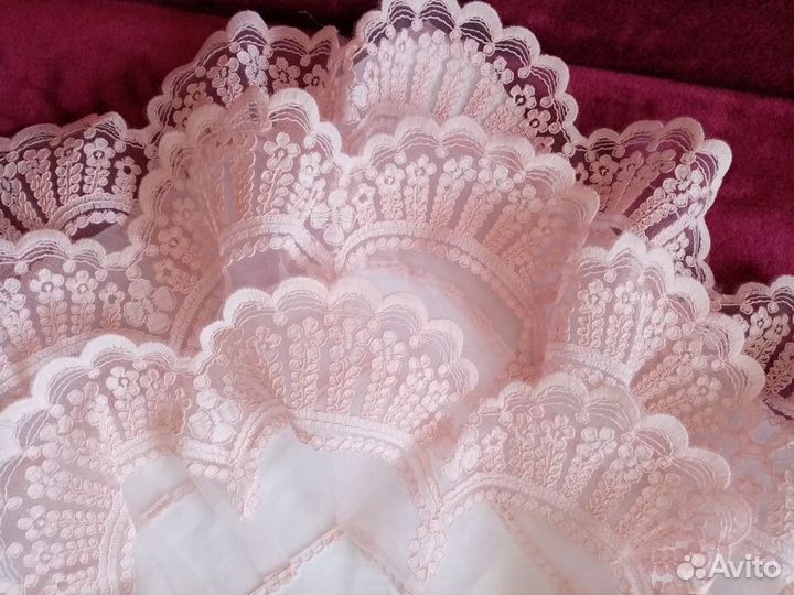 Красивый кружевной уголок с пояском на выписку