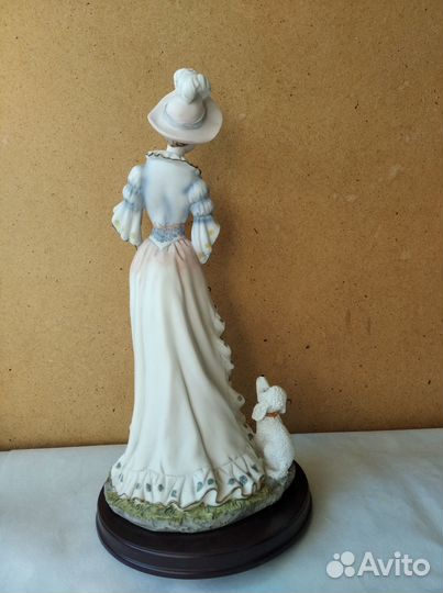 Статуэтка Дама с собачкой
