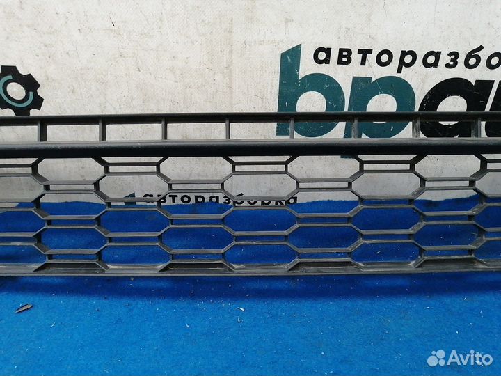 Решетка переднего бампера центр 5JA853677C Skoda