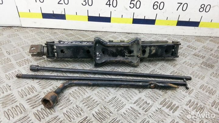 Домкрат на KIA Sorento 1