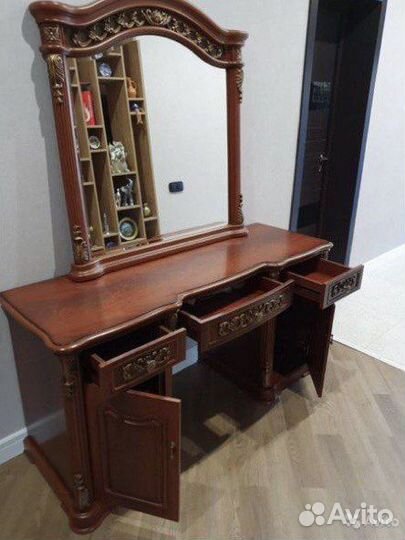 Туалетный столик с зеркалом, тумбы комплект