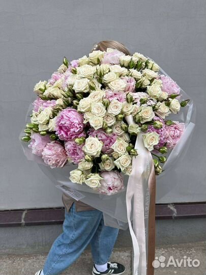 Кустовая роза нежная и пионы