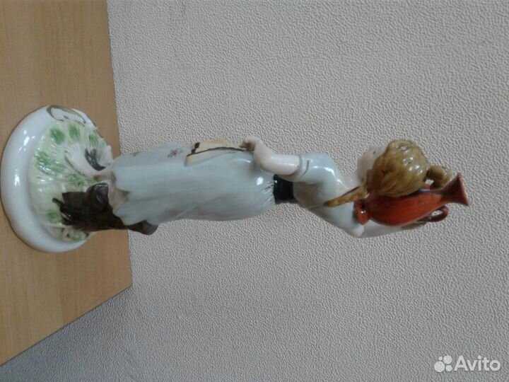 Девушка с кувшином. Английский фарфор