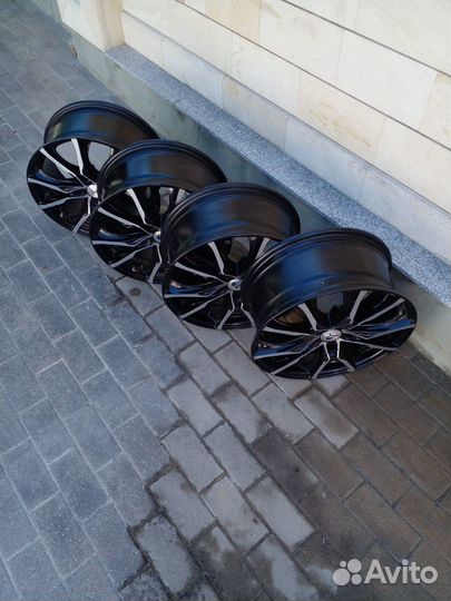 Литые диски 7.5/17 5x127 ET40 d71.6 Jeep, Dodge