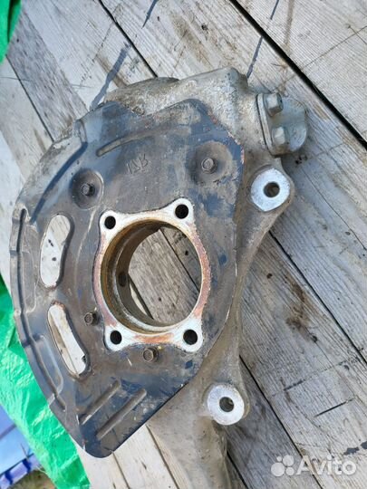 Мало б.у. кулак передний правый Genesis G80