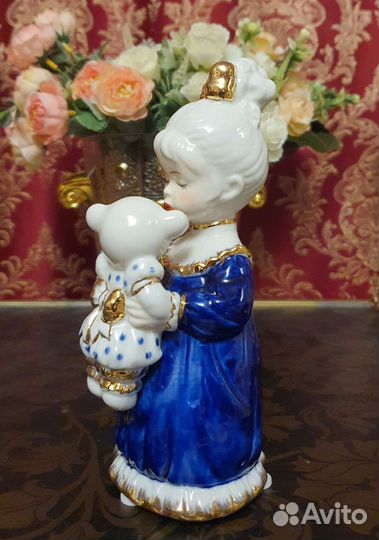 Статуэтка фарфор