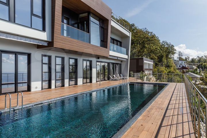 Коттедж 1300 м² на участке 30 сот.