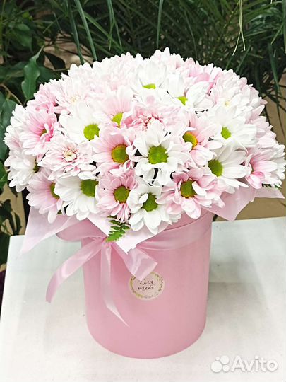 Букет в коробке из ромашек ко дню матери