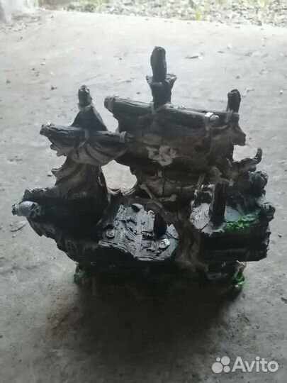 Аквариум, и кнему лампа и караблик