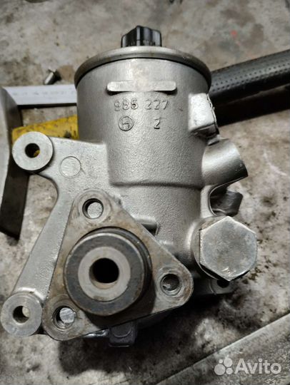 Насос Гура Мерседес 190е w201на102й мотор