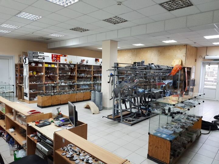 Здание с земельным участком