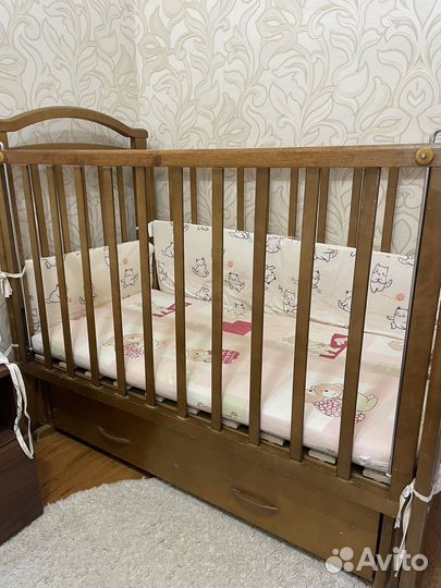 Детская кроватка с маятником