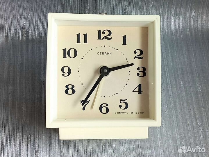 Часы будильник механические СССР Севани Янтарь