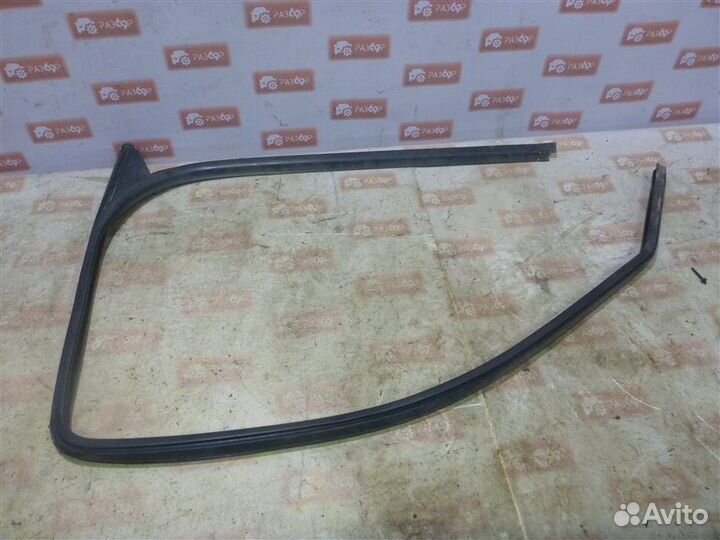 Уплотнительная резинка стекла передняя левая