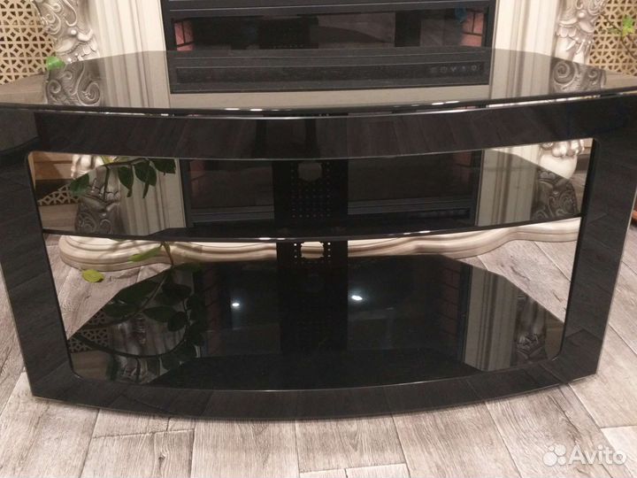 Стеклянная тумба под тв