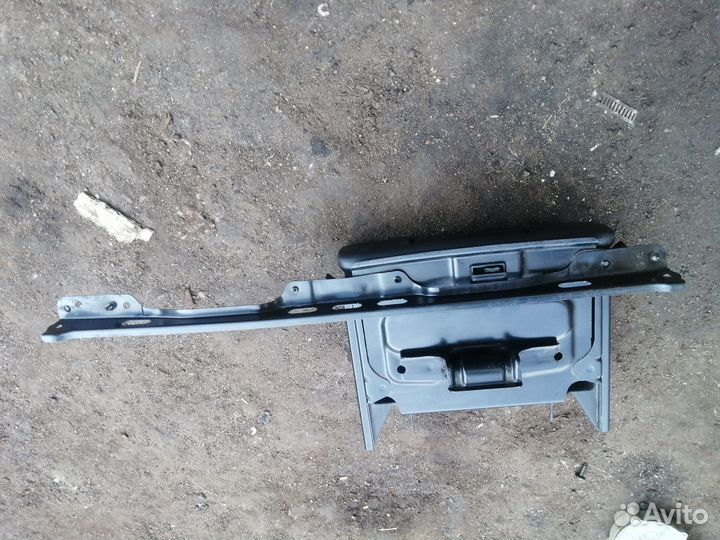 Ящик переднего левого сидения Toyota Celsior UCF30