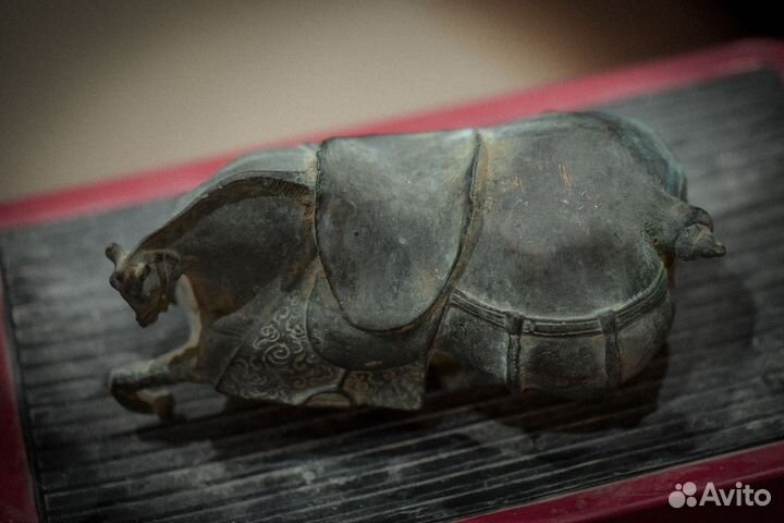 Необъятная отдыхающая лошадка статуэтка винтаж