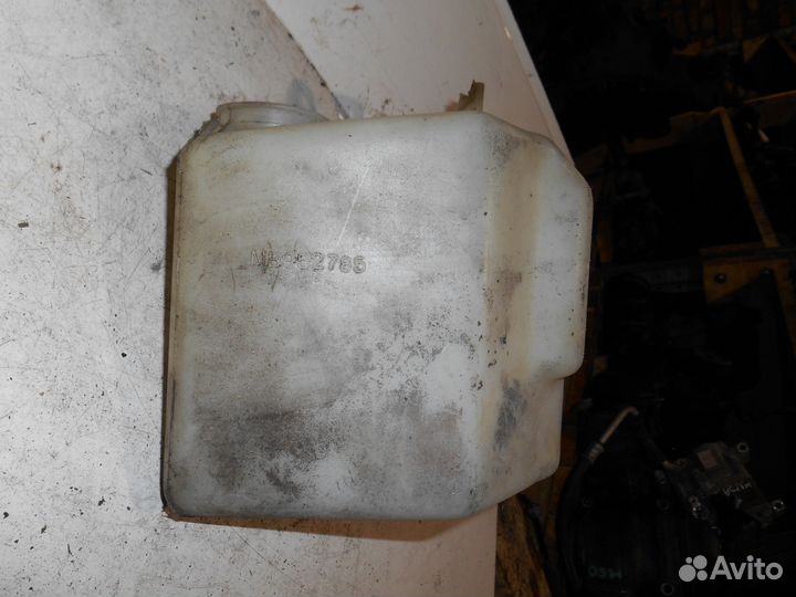 Бачок омывателя MB952785 Mitsubishi Galant E5